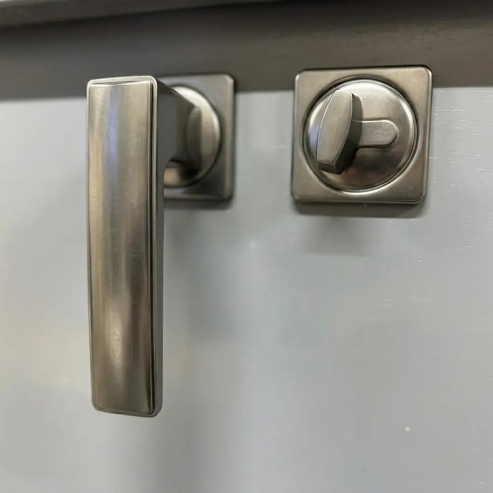 Морозостойкая входная утепленная дверь из дерева для коттеджа Elite Timber E30 227x96см левый цвет серый RAL 7024 в Чебоксарах — изображение 6
